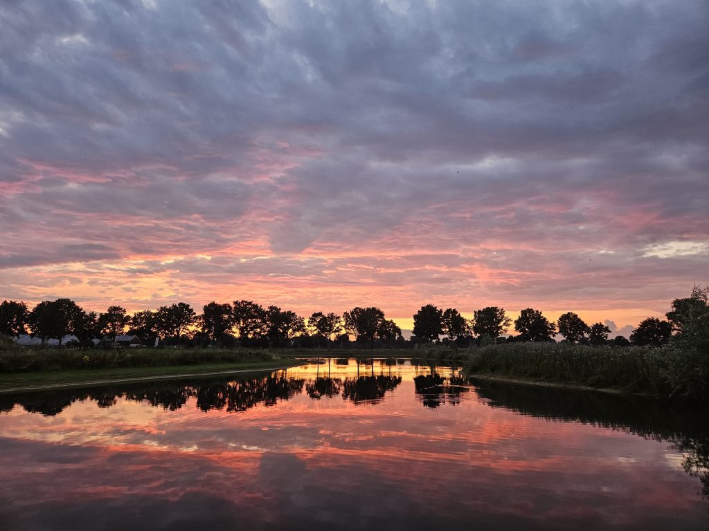 zonsondergang bij vijver
